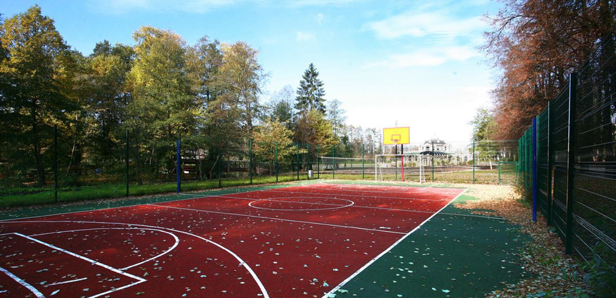 Спортивная площадка коттеджного поселка Довиль