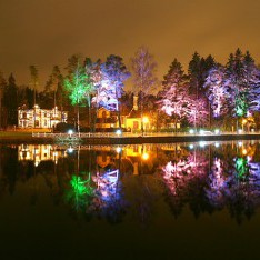 Берег озера с подсветкой в КП Довиль