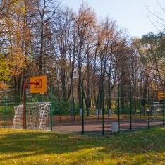 Спортивная площадка в поселке Довиль, осень